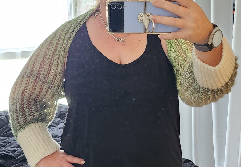 01.07.2025 - Ärmelschal im Lochmusterdesign